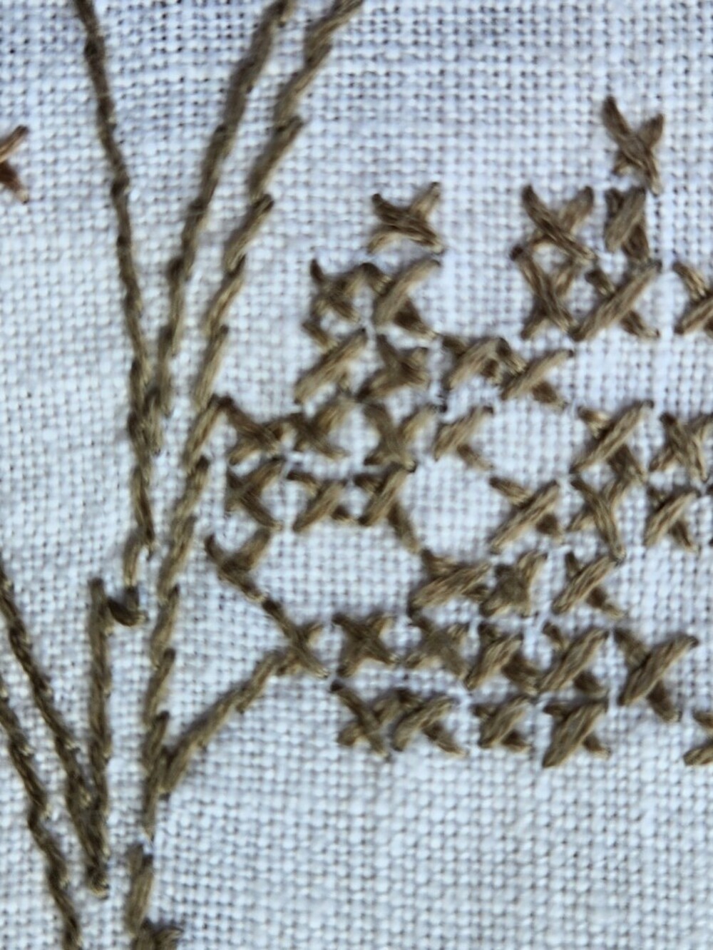 BROWN ROSE CROSSTITCH TABLECLOTH WITH CLUNY LACE - Picture 11 of 15